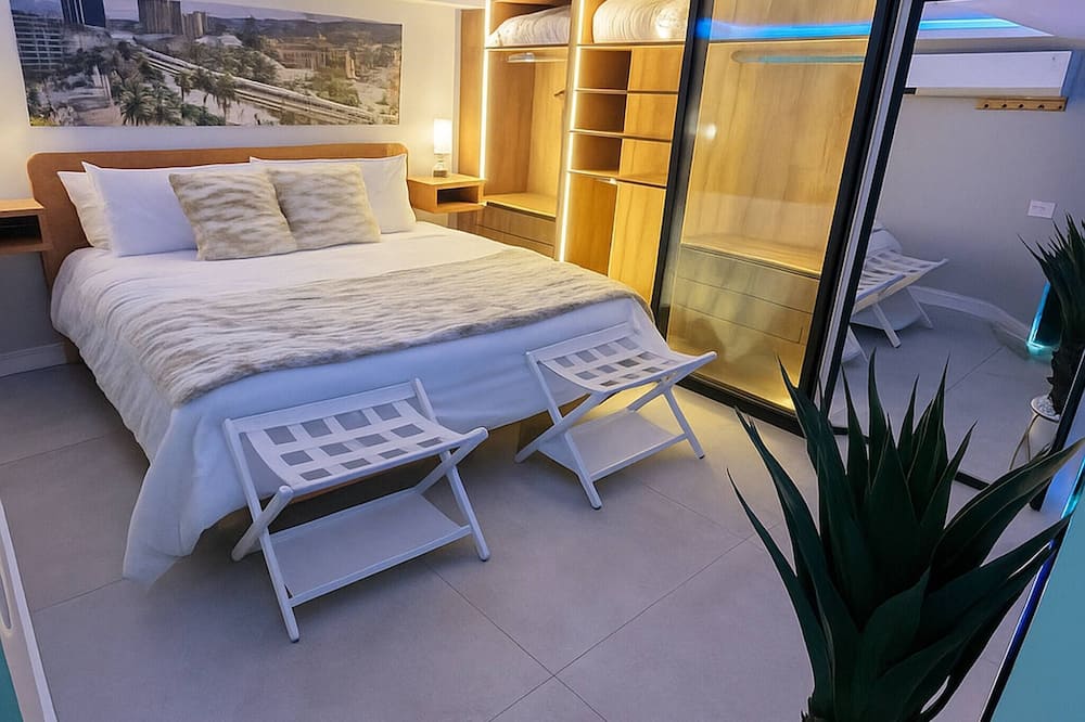 Stylish 1BR Getaway, Jacuzzi, Fireplace, Gym and AC
