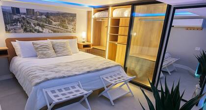 Stylish 1BR Getaway, Jacuzzi, Fireplace, Gym and AC