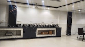 Sarapan prasmanan setiap hari (INR 500 per orang)