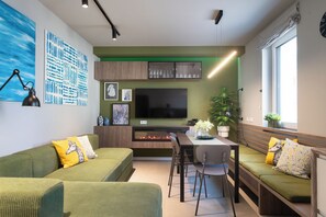 Smart TV, chimenea, reproductor de DVD y libros 