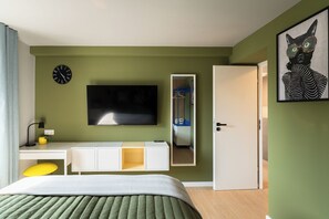 4 habitaciones, caja de seguridad en la habitación y escritorio 