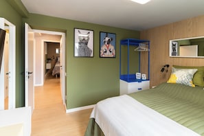 4 Schlafzimmer, Zimmersafe, Schreibtisch, Bügeleisen/Bügelbrett