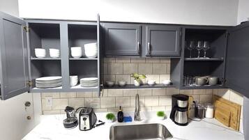 Een koelkast, een magnetron, een oven, een vaatwasser