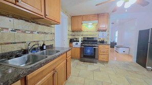 Een koelkast, een koffiezetapparaat/waterkoker, een broodrooster