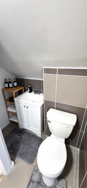 Een haardroger, handdoeken