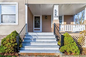 Exterior detail - Breezy Lakewood Getaway – 3BR Comfort (Lakewood)