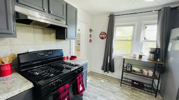 Réfrigérateur, cafetière-théière, grille-pain, vaisselle et ustensiles