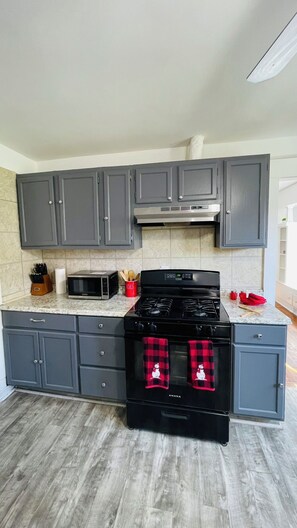 ثلاجة، ماكينة لصنع القهوة/الشاي، محمصة خبز، مستلزمات طهي/أطباق/أوعية