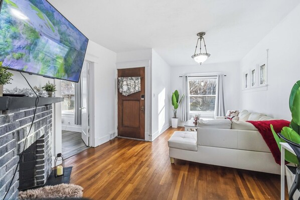 TV - Breezy Lakewood Getaway – 3BR Comfort (Lakewood)