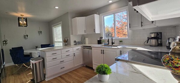 Kylskåp, ugn, spishäll och diskmaskin