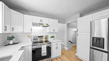 Fridge, oven, stovetop, dishwasher