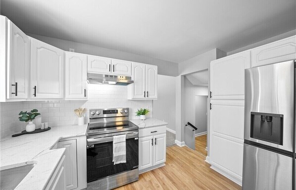 Réfrigérateur, un four, surface de cuisson, lave-vaisselle
