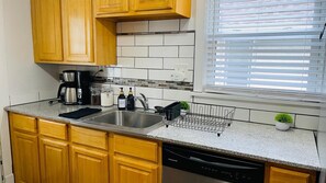 Refrigerador, cafetera/tetera, tostadora, utensilios de cocina