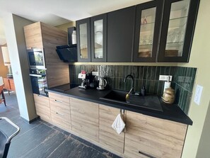 ثلاجة، ميكروويف، غسالة أطباق