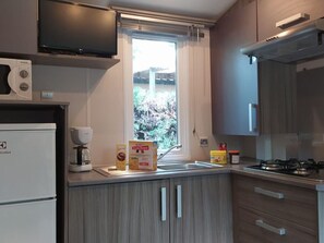 Mikrowelle, Wasserkocher mit Kaffee-/Teezubehör