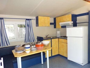 Private kitchen - Mobile Home with Terrace in La Cassagne for 6 People (La Cassagne)