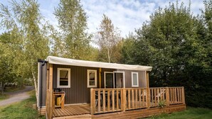 A mobile home with a deck, a small porch, and a covered outdoor area. - Mobile Home 6 Pers - Terrace - Granges-Aumontzey (Granges-Aumontzey-Aumontzey)