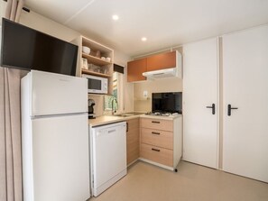 Mikrowelle, Geschirrspüler, Wasserkocher mit Kaffee-/Teezubehör, Toaster