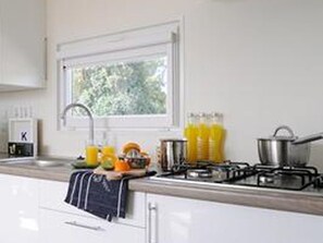 Mikrowelle, Ofen, Wasserkocher mit Kaffee-/Teezubehör, Toaster