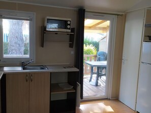 Fridge, microwave, coffee/tea maker - Spacious mobile home with terrace - 6 people (Argences-en-Aubrac)