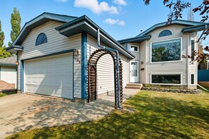 Exterior - Spacious 5BR Family Retreat in Sherwood Park (Sherwood Park)