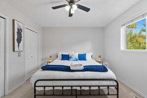 5 soverom, skrivebord, strykejern/-brett og reiseseng for barn