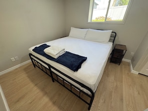 5 Schlafzimmer, Schreibtisch, Bügeleisen/Bügelbrett, Reisekinderbett