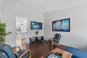 Smart TV, fireplace