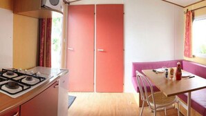 Coffee/tea maker, fridge, microwave - Mobile home with terrace - 2 bedrooms in Bretignolles-sur-Mer (Bretignolles-sur-Mer)
