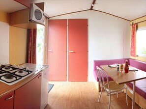 Fridge, microwave, coffee/tea maker - Mobile home with terrace - 2 bedrooms in Bretignolles-sur-Mer (Bretignolles-sur-Mer)