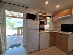 Jääkaappi, mikroaaltouuni, astianpesukone, kahvin-/teenkeitin