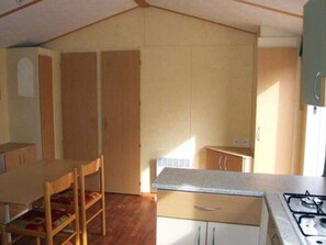 Fridge, microwave, coffee/tea maker, toaster - Mobile home for 5 guests, terrace, equipped kitchen (Salles-Curan)