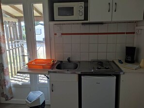 Réfrigérateur, micro-ondes, cafetière/bouilloire