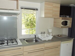 Jääkaappi, mikroaaltouuni, kahvin-/teenkeitin