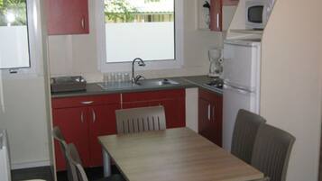 Réfrigérateur, micro-ondes, cafetiÚre/bouilloire