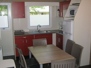 Kjøleskap, mikrobølgeovn og kaffetrakter/tekoker