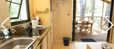 Kühlschrank, Mikrowelle, Wasserkocher mit Kaffee-/Teezubehör