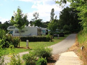 Property grounds - Cozy chalet with terrace in Naucelle - Idyllic location (Naucelle)