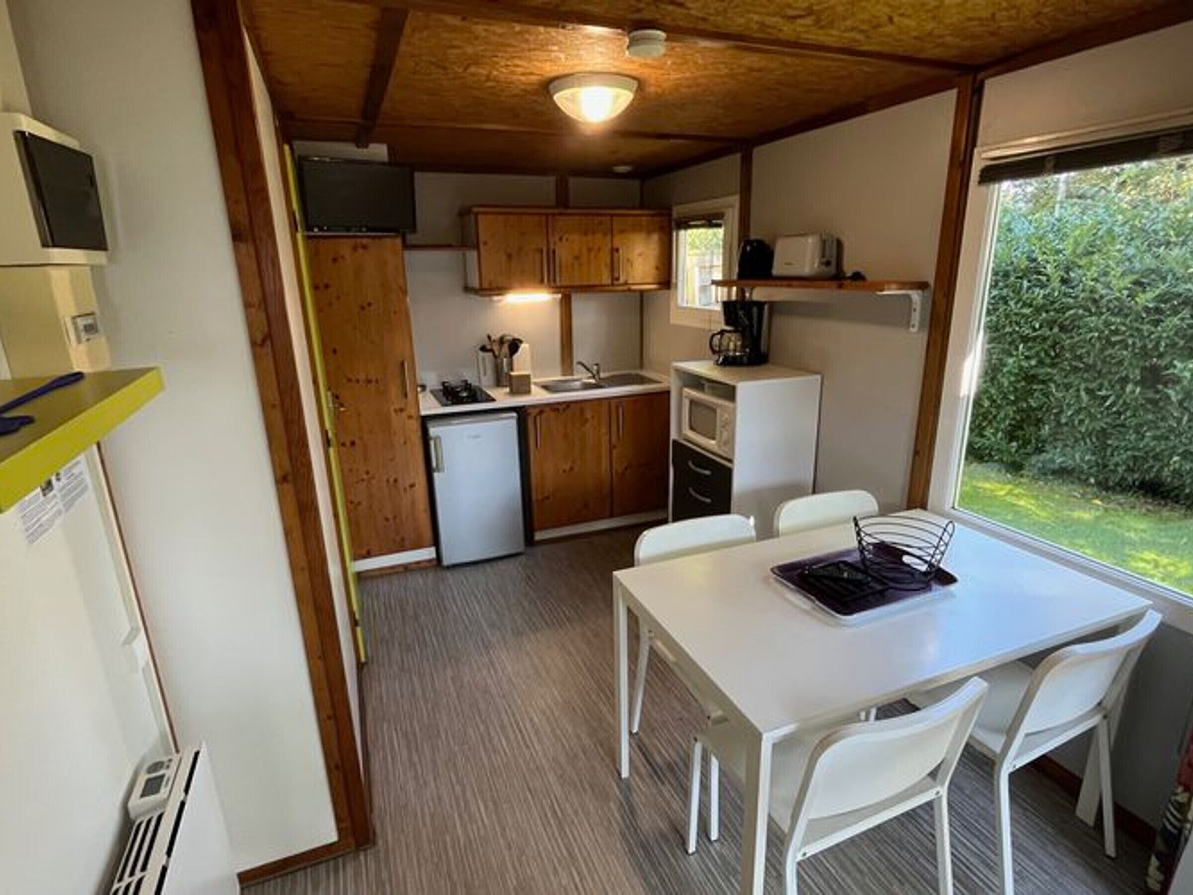 Réfrigérateur, micro-ondes, cafetière/bouilloire, grille-pain