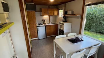 Réfrigérateur, micro-ondes, cafetiÚre/bouilloire, grille-pain