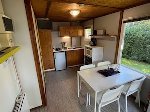 Réfrigérateur, micro-ondes, cafetiÚre/bouilloire, grille-pain