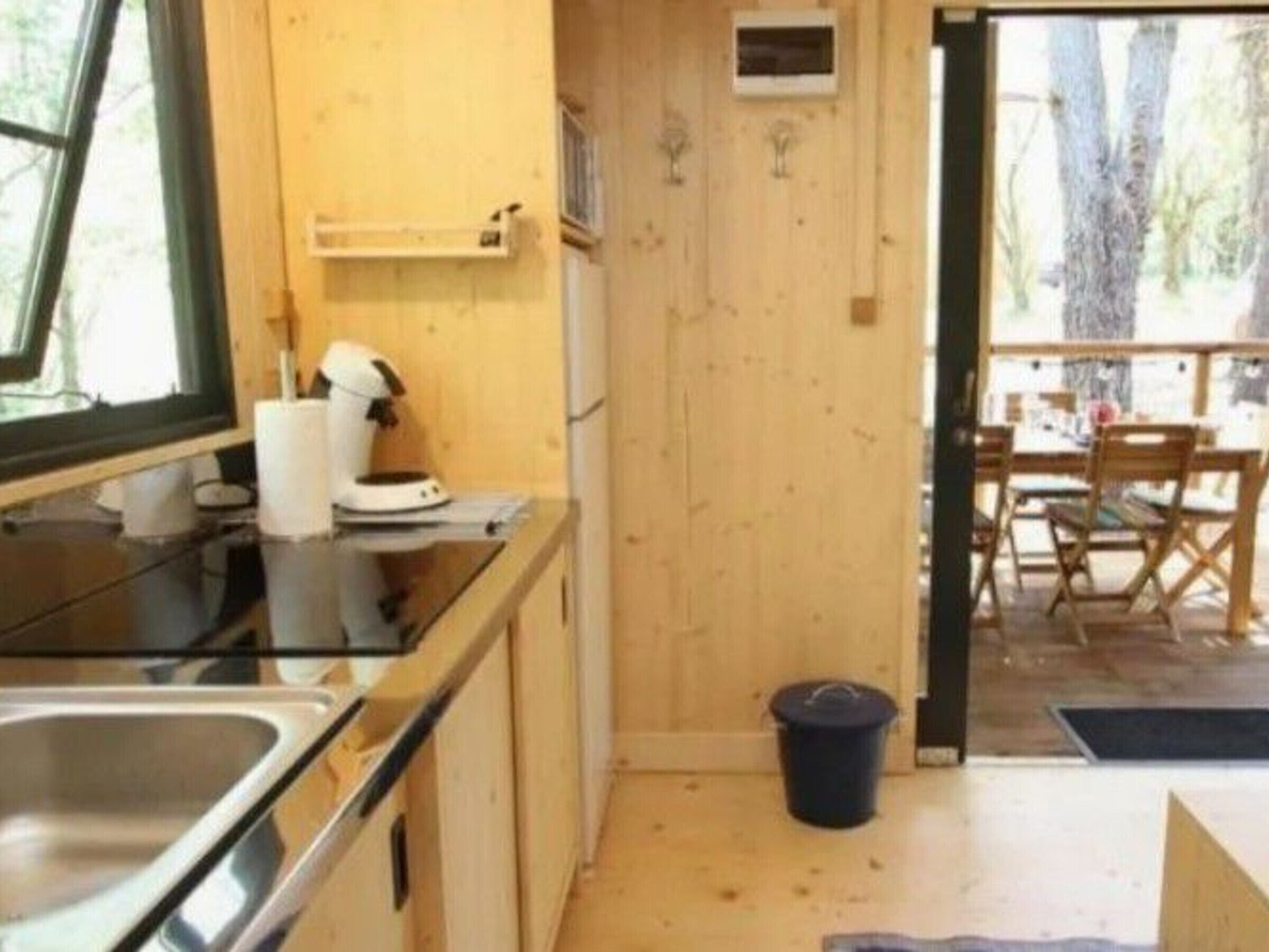 Réfrigérateur, micro-ondes, batterie de cuisine, vaisselle et ustensiles