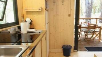 Réfrigérateur, micro-ondes, batterie de cuisine, vaisselle et ustensiles