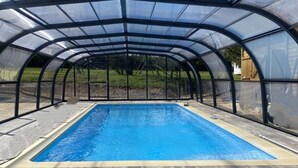 Una piscina coperta con una struttura trasparente.