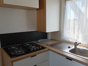 Microwave, coffee/tea maker, toaster