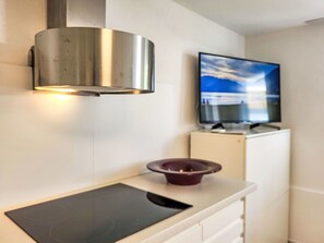 Oven, dishwasher, highchair