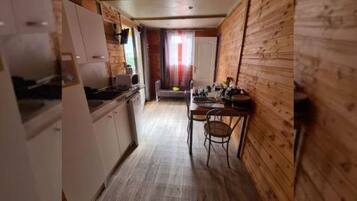 Kühlschrank, Mikrowelle, Wasserkocher mit Kaffee-/Teezubehör