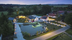 Vista aerea di una zona residenziale con case, una piscina e una strada.