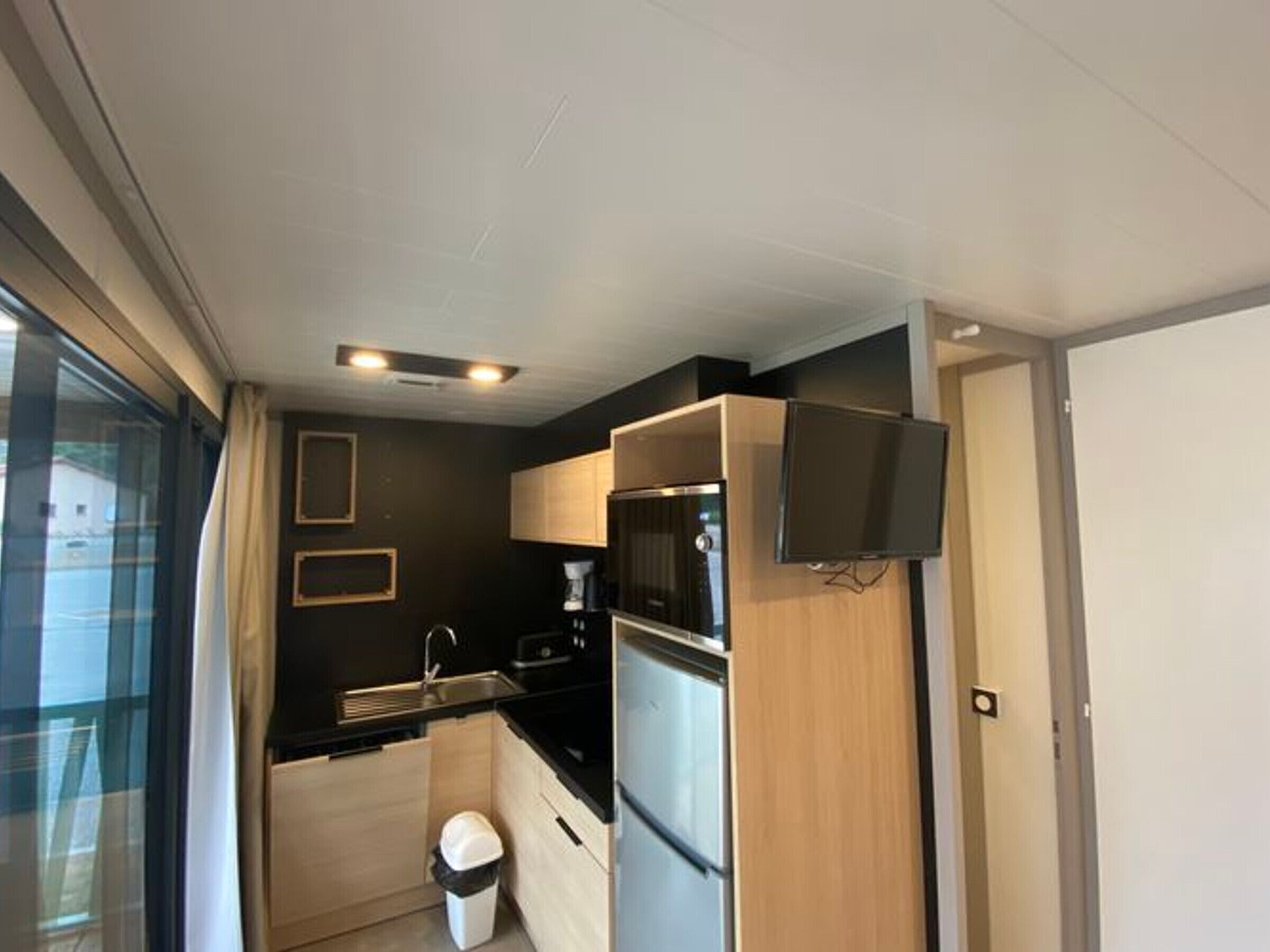 Micro-ondes, four, lave-vaisselle, cafetière/bouilloire