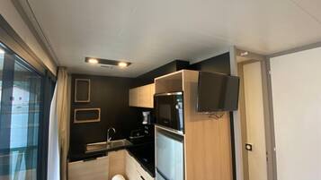 Micro-ondes, four, lave-vaisselle, cafetière/bouilloire